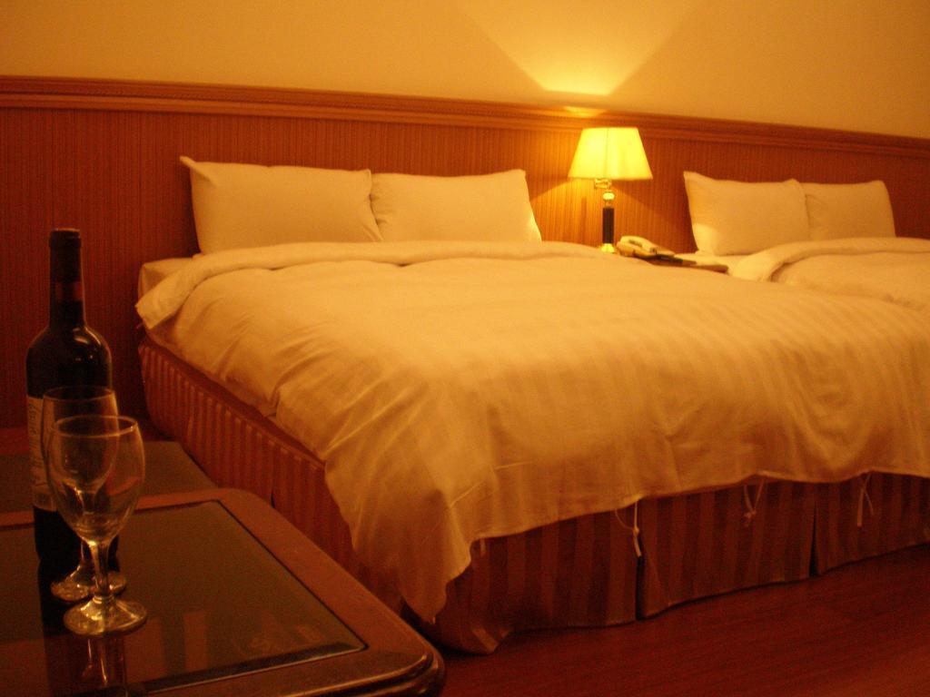 Emperor Hotel Kaohsiung Room photo