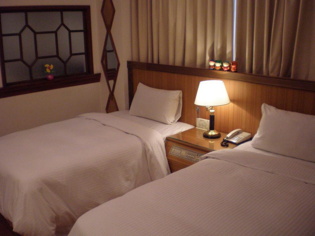 Emperor Hotel Kaohsiung Room photo