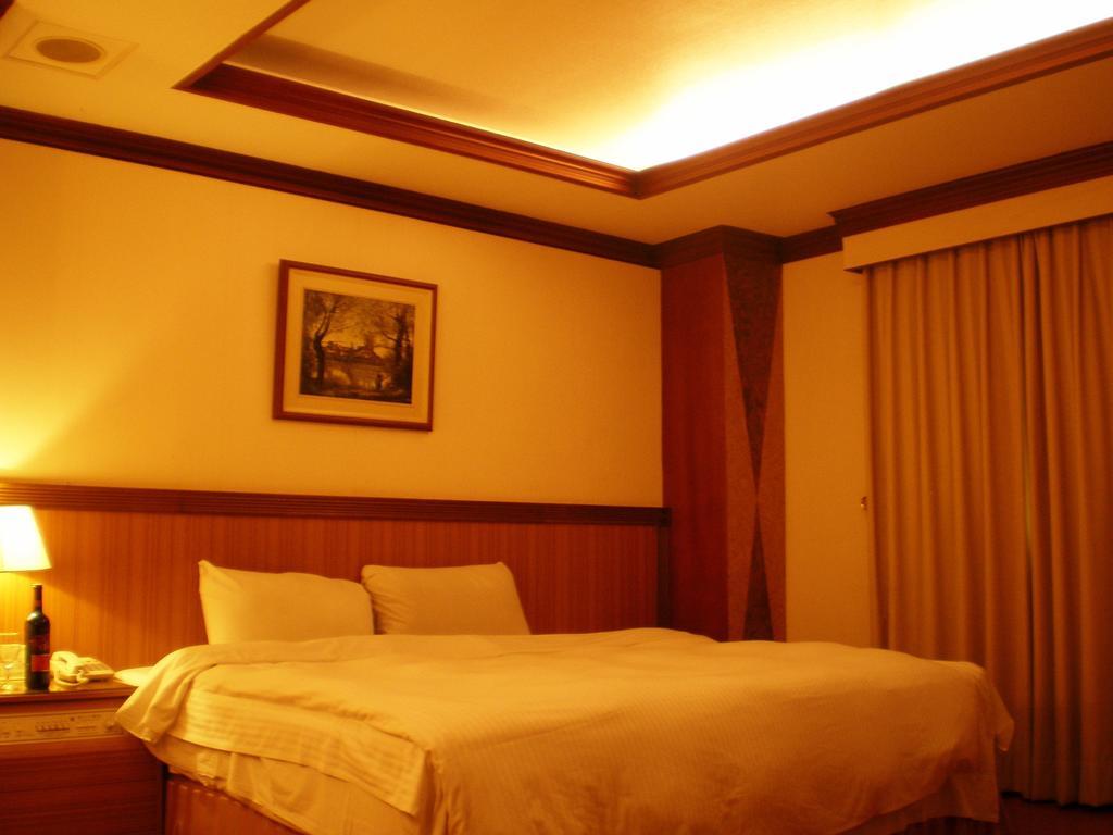 Emperor Hotel Kaohsiung Room photo